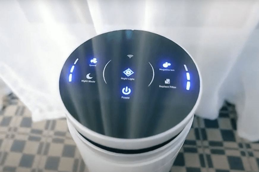 Das Touchdisplay des BÉABA Luftreinigers für Baby- und Kinderzimmer